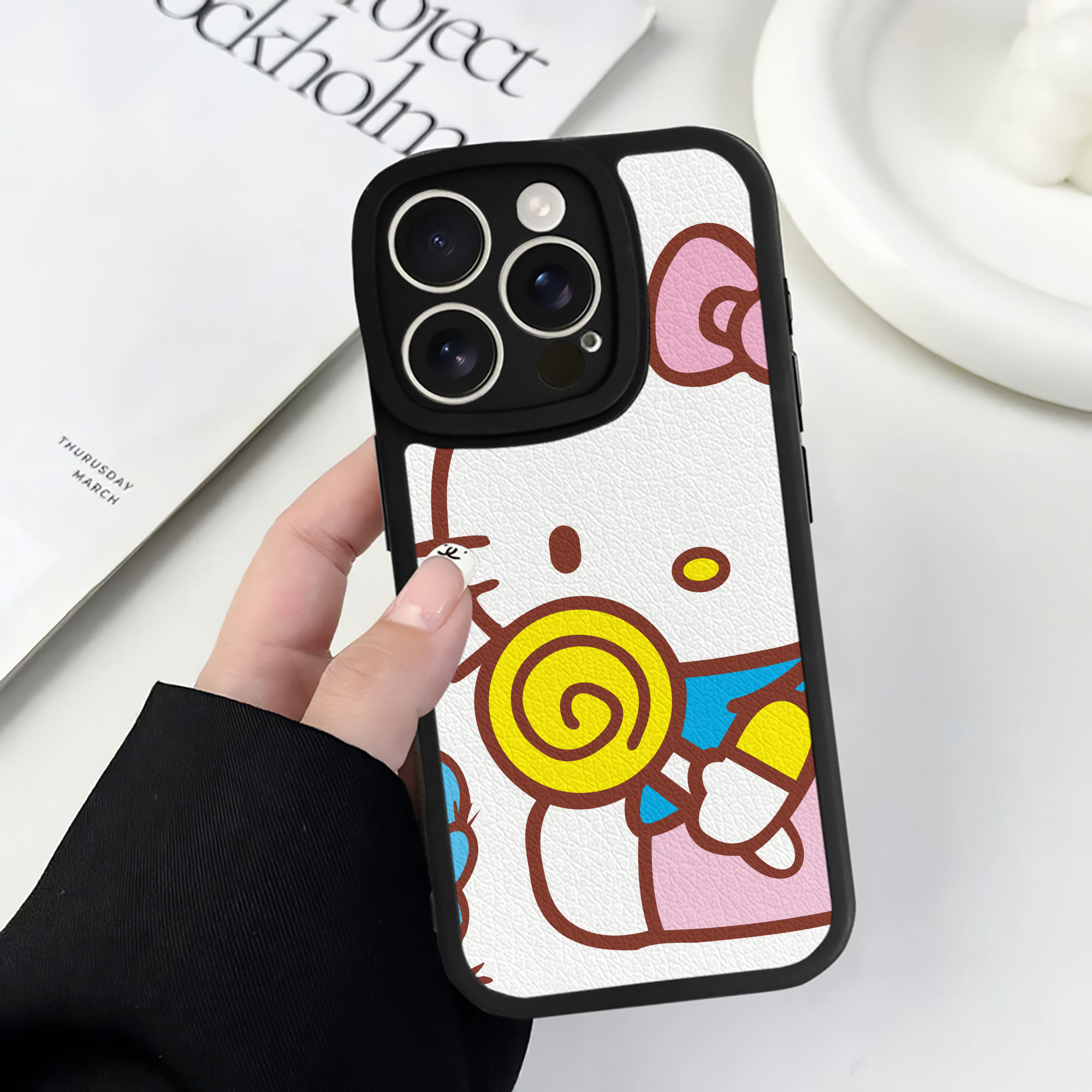（画像用） Hello Kitty ハローキティ 【iPhone 16シリーズ対応】シリコンスマホケース（レザー調） 材質：シリコン